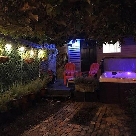 Love-Nest With Private Hot Tub Торонто Экстерьер фото