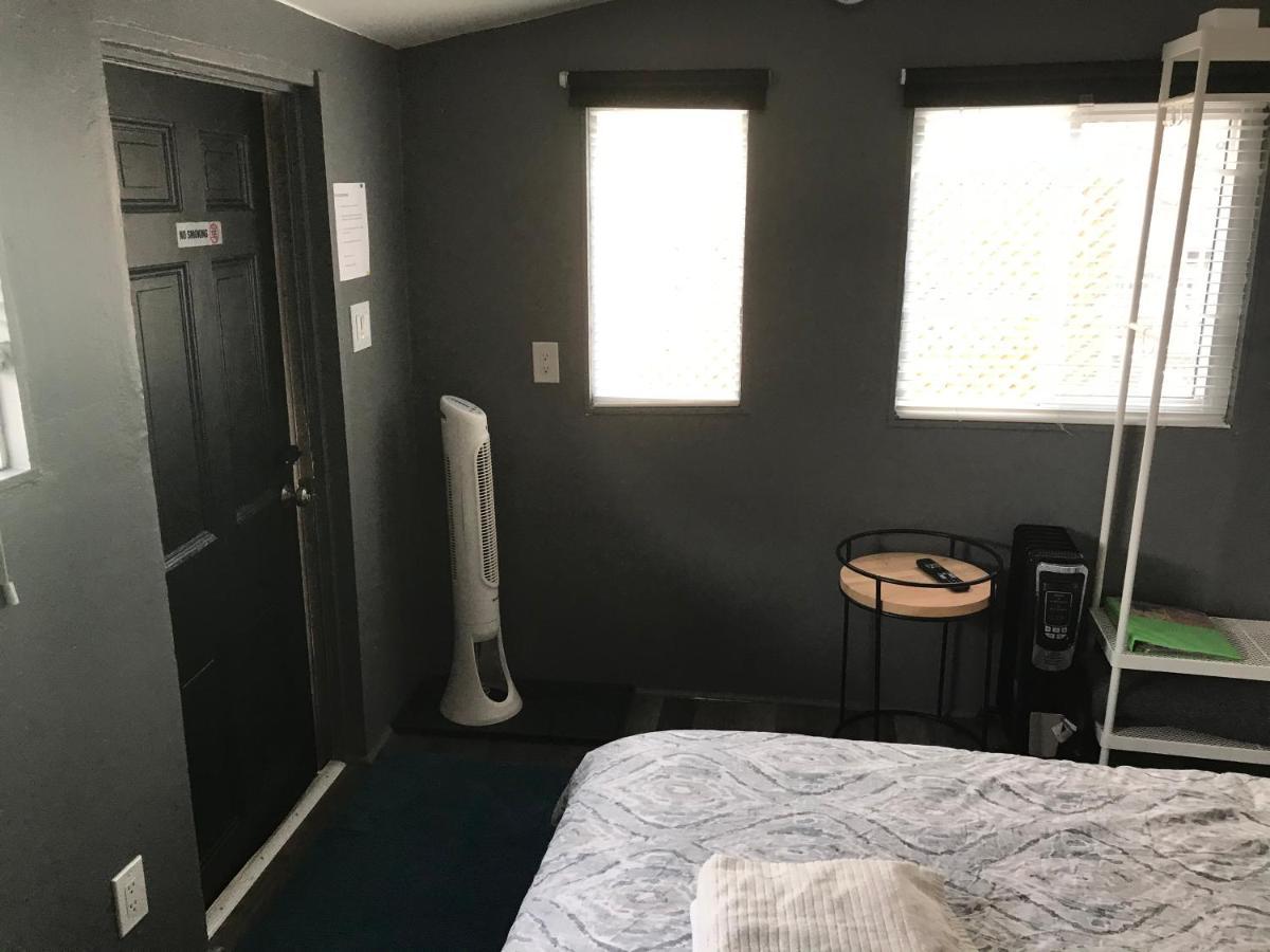 Love-Nest With Private Hot Tub Торонто Экстерьер фото