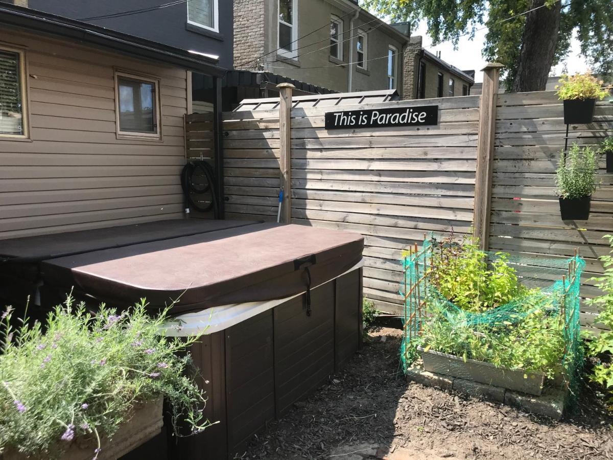 Love-Nest With Private Hot Tub Торонто Экстерьер фото