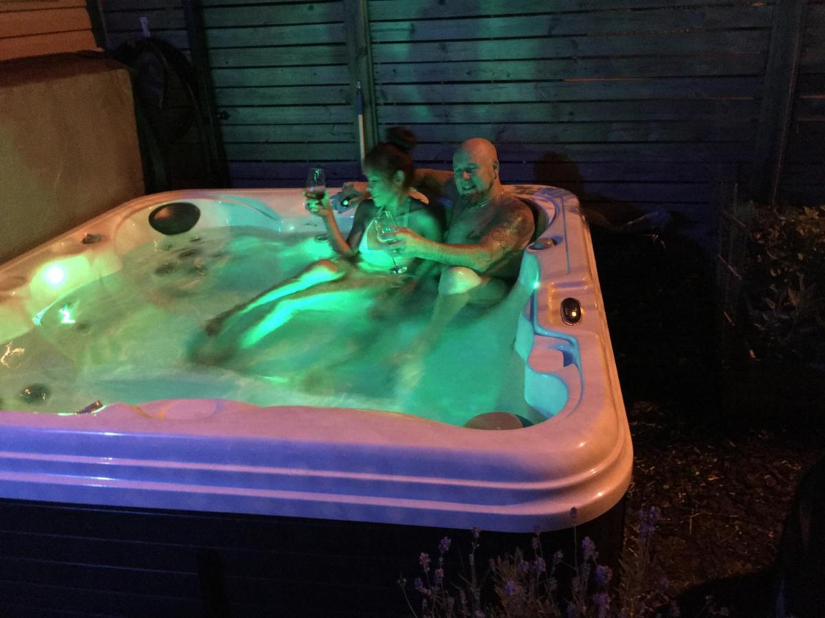 Love-Nest With Private Hot Tub Торонто Экстерьер фото