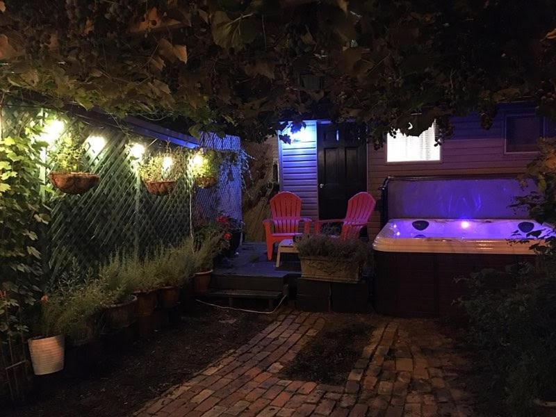 Love-Nest With Private Hot Tub Торонто Экстерьер фото